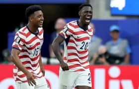 Folarin Balogun (d), de EE. UU., celebra con su compañero Alex Freeman tras marcar el segundo gol 
