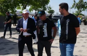 El alcalde Alejandro Char con los organizadores de la competencia deportiva. 