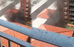 Momento en que salía el humo tras incendio del vehículo. 