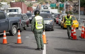 Integrantes de la Guardia Nacional Bolivariana custodian en la autopista bloqueada que conecta al estado La Guaira con Caracas.
