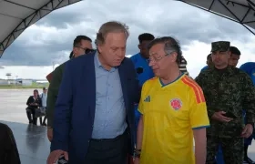 l presidente de la Federación Colombiana de Fútbol, Ramón Jesurun, y el Presidente de la República, Gustavo Petro.