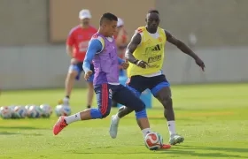 Juan Portilla (i) y Deiver Machado de Colombia participan en el entrenamiento
