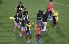 Jugadoras de Colombia celebran este viernes