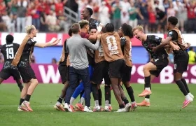Jugadores de Canadá celebran el gol del triunfo