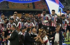 Teófilo levantando el trofeo de campeón.