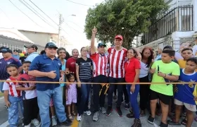 Alcalde Alejandro Char durante la entrega de las vías pavimentadas. 