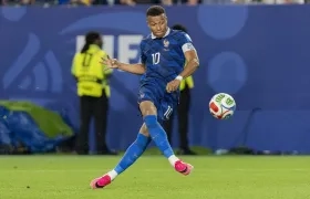 Kylian Mbappé patea para anotar un gol este lunes en un partido ante Irak