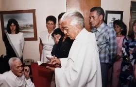 Mi padre es el de camisa a cuadros. Y su progenitor es quien recibe la hostia del sacerdote. Mi abuelo vivió 106 años.