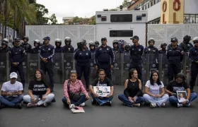 Personas esperan en las inmediaciones de la cárcel El Helicoide. 