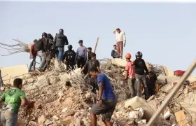 Personas realizan labores de búsqueda en una zona afectada por los terremotos, en La Guaira.