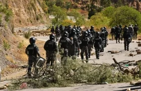 Policía y militares realizan limpieza de las vías tras protestas