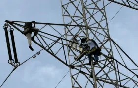 El hombre en lo alto y un operario de Air-e intenta persuadirlo para que se baje