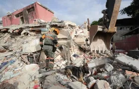 Rescatista en zona afectada en La Guaira.