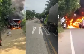 Imágenes de los vehículos incinerados y el bloqueo.