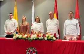 María Elizabeth García González, Presidente Nacional de la Universidad Libre; César López Meza, rector nacional; Beatriz Tovar Carrasquilla, rectora de la seccional Barranquilla; Milton Chávez García, censor nacional; y César Cano Mendoza, decano de la facultad en la ceremonia.  