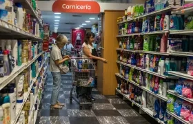 Caraqueños se abastecen de insumos básicos de mercado. 