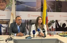 Luis Alfonso Martínez Chimenty, director de la Aerocivil; y María Fernanda Rojas, ministra de Transporte.