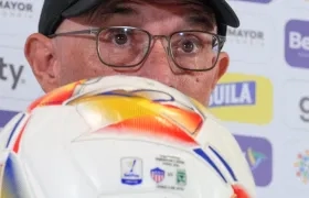 El técnico del Junior, Alfredo Arias, en la rueda de prensa previa al partido contra Nacional. 