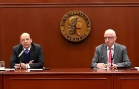 (Izq. a Der.) Germán Ávila, ministro de Hacienda, y  Leonardo Villar, gerente del Banrepública.