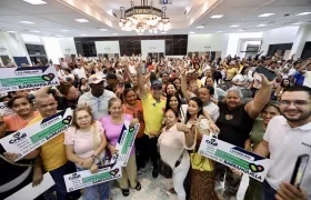 Alcalde Alejandro Char durante la entrega de los créditos a los emprendedores.