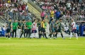 Carlos Betancur mostrándole la tarjeta roja a Jermein Peña. 