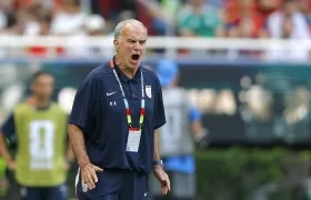 Marcelo Bielsa fue eliminado con Uruguay en primera ronda. 
