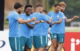Jugadores de Brasil durante un entrenamiento previo al partido contra Escocia.