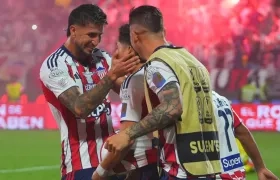 Daniel Rivera felicita a Bryan Castrillón, autor del primer gol ante Nacional.
