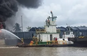 Guardacostas de la Armada Nacional atendiendo la emergencia. 