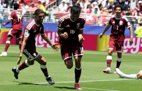 Boualem Khoukhi tras marcar, de cabeza, el gol del empate de Catar ante Suiza.