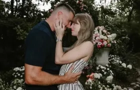 Taylor Swift y el jugador de fútbol americano Travis Kelce cuando anunciaron su compromiso. 