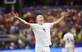Erling Haaland celebra tras marcar el gol que le dio el pase a octavos de final a Noruega.