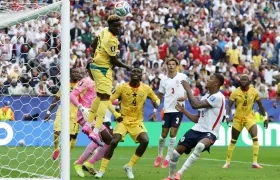 Kojo Peprah Oppong despeja un balón sobre el arco de Ghana. 