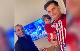 Junior Ischia con su hija Trinidad y su primo Leo, en pleno festejo del título del equipo tiburón.