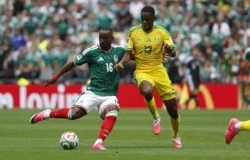 Julián Quiñones en un duelo con el sudafricano Sphephelo Sithole.