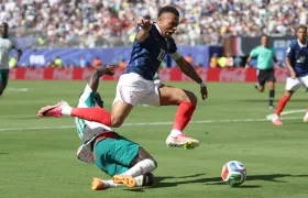 Kylian Mbappé en una acción en la que reclamó pena máxima.