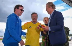 Néstor Lorenzo con el presidente Gustavo Petro y el dirigente Ramón Jesurun.