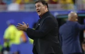 Néstor Lorenzo, técnico de Colombia, alienta a sus jugadores durante el partido contra Portugal.