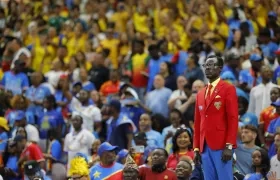 El aficionado Michel Nkuka Mboladinga disfrazado de 'Lumumba Vea', durante el partido contra Colombia.