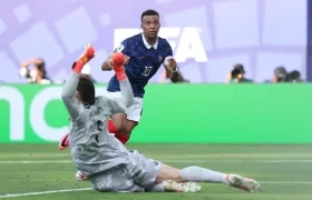 Kylian Mbappé anota su segundo gol contra Suecia, sexto en el torneo.