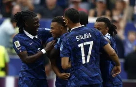 Kylian Mbappé celebra con sus compañeros tras marcar gol ante Irak.