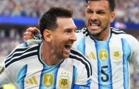 Lionel Messi celebra su segundo gol ante Austria con Leandro Paredes. 