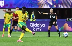 Teboho Mokoena cobra la pena máxima que significó el empate sudafricano.