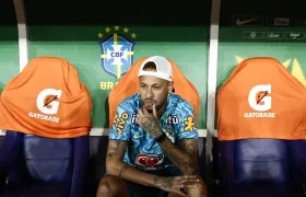 Neymar, en el banco de suplentes durante el partido amistoso contra Panamá.