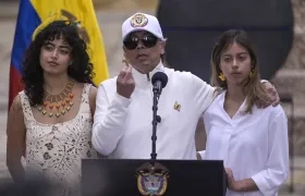 El presidente Gustavo Petro con sus hijas Sofía y Antonella. 