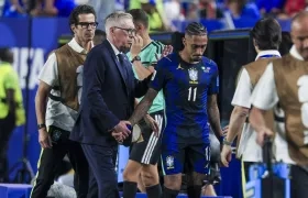 Carlo Ancelotti consuela a Raphinha tras salir de la cancha ante Haití.