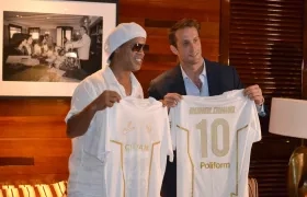 Ronaldinho y el presidente del Ravenna FC, Ignazio Cipriani.