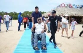 Alcalde Alejandro Char con turistas en la playa de Puerto Mocho.