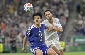 Ayase Ueda, autor de un dobleta para Japón, disputa el balón con Montassar Talbi.