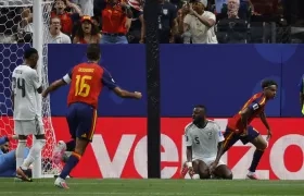 Lamine Yamal celebra tras marcar el primer gol de España. 